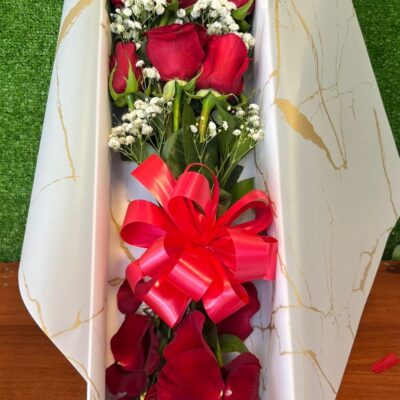 🌹📦 Caja 12 Rosas Clásicas + Pétalos