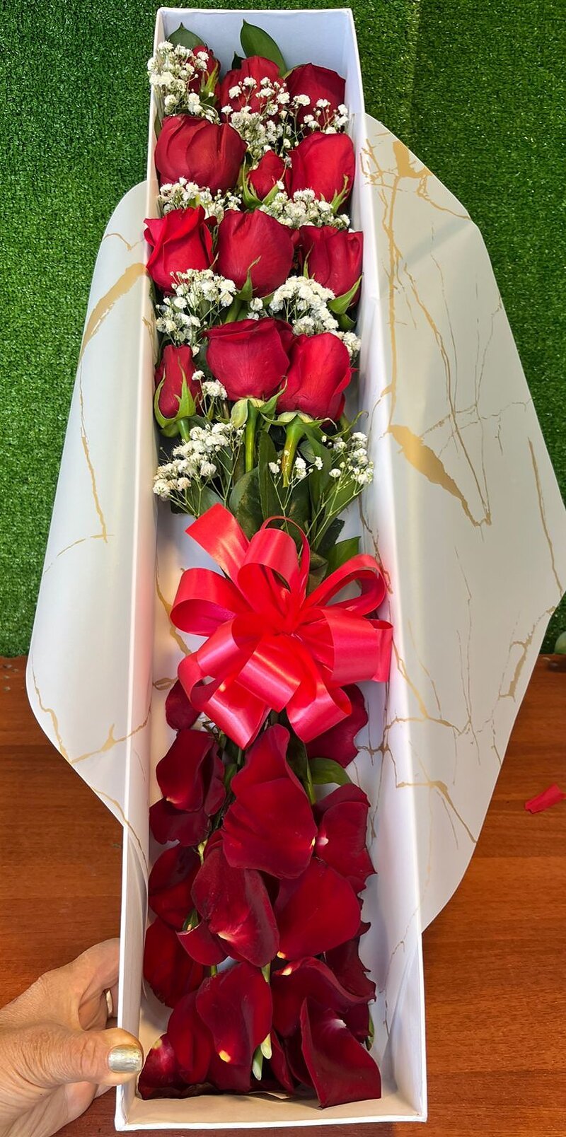 🌹📦 Caja 12 Rosas Clásicas + Pétalos